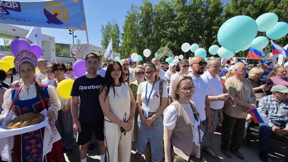В Сыктывкаре прошло торжественное открытие мероприятий, приуроченных ко Дню России и Дню города В Сыктывкаре прошло торжественное открытие мероприятий, приуроченных ко Дню России и Дню города