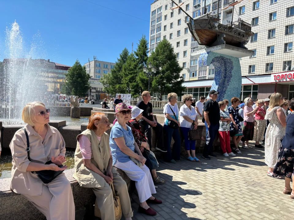 Цветы, хоровод и живая традиция на празднике в Сыктывкаре Цветы, хоровод и живая традиция на празднике в Сыктывкаре