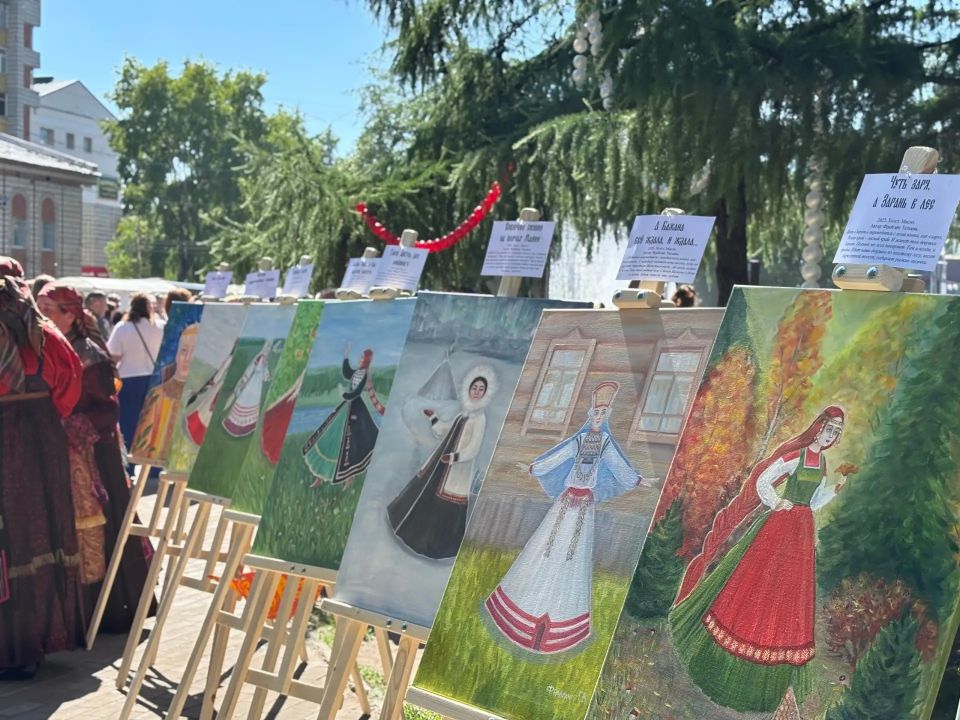 Цветы, хоровод и живая традиция на празднике в Сыктывкаре Цветы, хоровод и живая традиция на празднике в Сыктывкаре