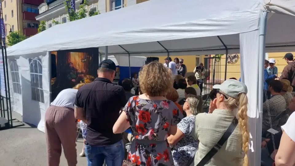На пешеходной зоне на улице Коммунистической развернулась межрегиональная книжная выставка-ярмарка «Алая лента» На пешеходной зоне на улице Коммунистической развернулась межрегиональная книжная выставка-ярмарка «Алая лента»