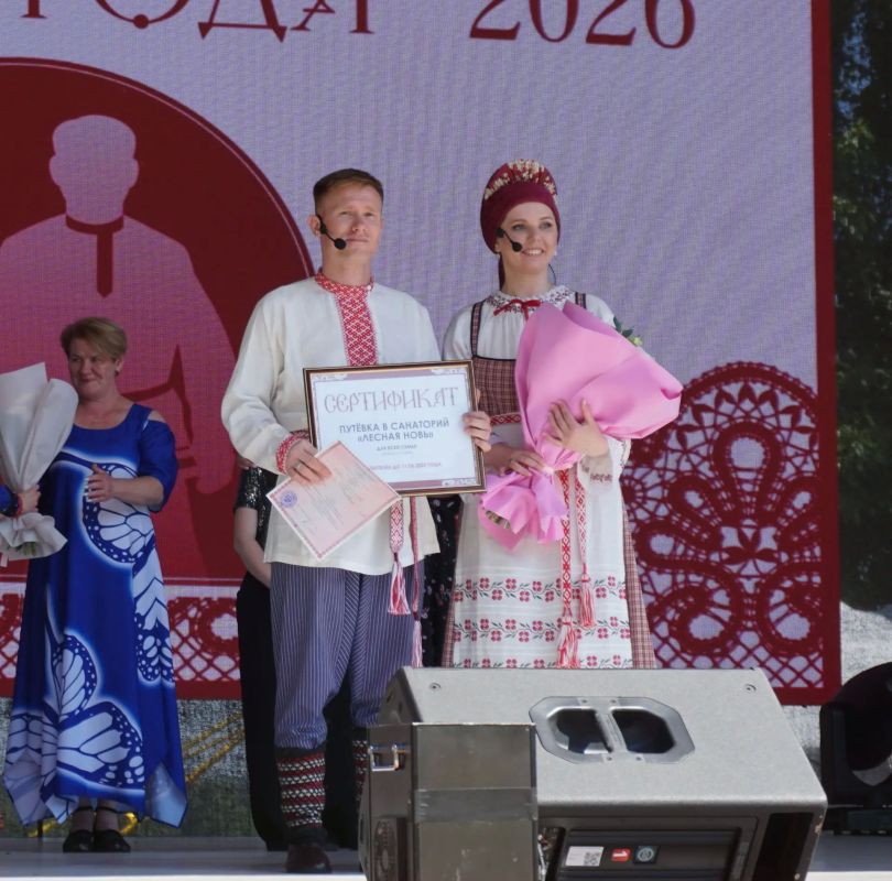Сергей Емельянов поздравил молодожёнов на мероприятии «Свадьба года» Сергей Емельянов поздравил молодожёнов на мероприятии «Свадьба года»