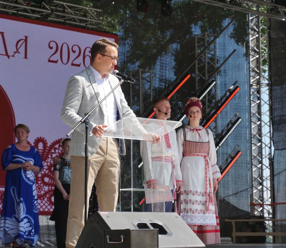 Сергей Емельянов поздравил молодожёнов на мероприятии «Свадьба года» Сергей Емельянов поздравил молодожёнов на мероприятии «Свадьба года»