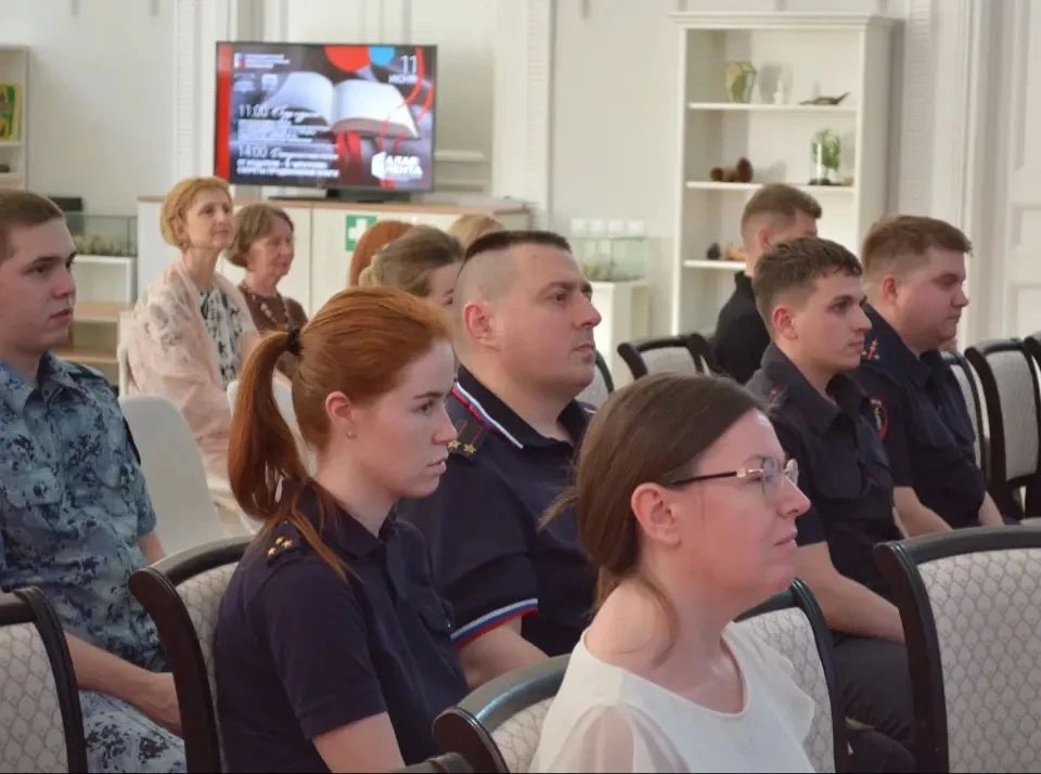 Сыктывкарские полицейские встретились с полковником в отставке, писателем Николаем Ивановым Сыктывкарские полицейские встретились с полковником в отставке, писателем Николаем Ивановым