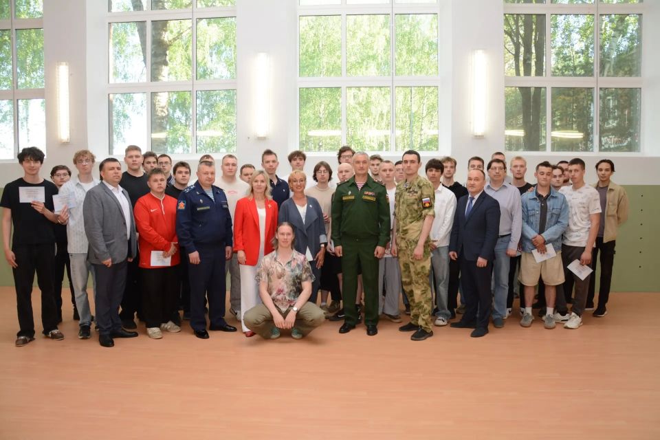 В Сыктывкаре выпускникам первого потока курсов по управлению БПЛА и тактической медицине вручили сертификаты В Сыктывкаре выпускникам первого потока курсов по управлению БПЛА и тактической медицине вручили сертификаты