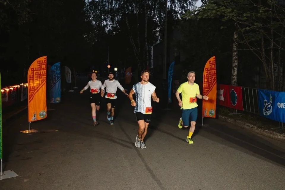 Когда город спит, спортсмены бегут: в Сыктывкаре состоялся забег «РытЪя Кар» Когда город спит, спортсмены бегут: в Сыктывкаре состоялся забег «РытЪя Кар»