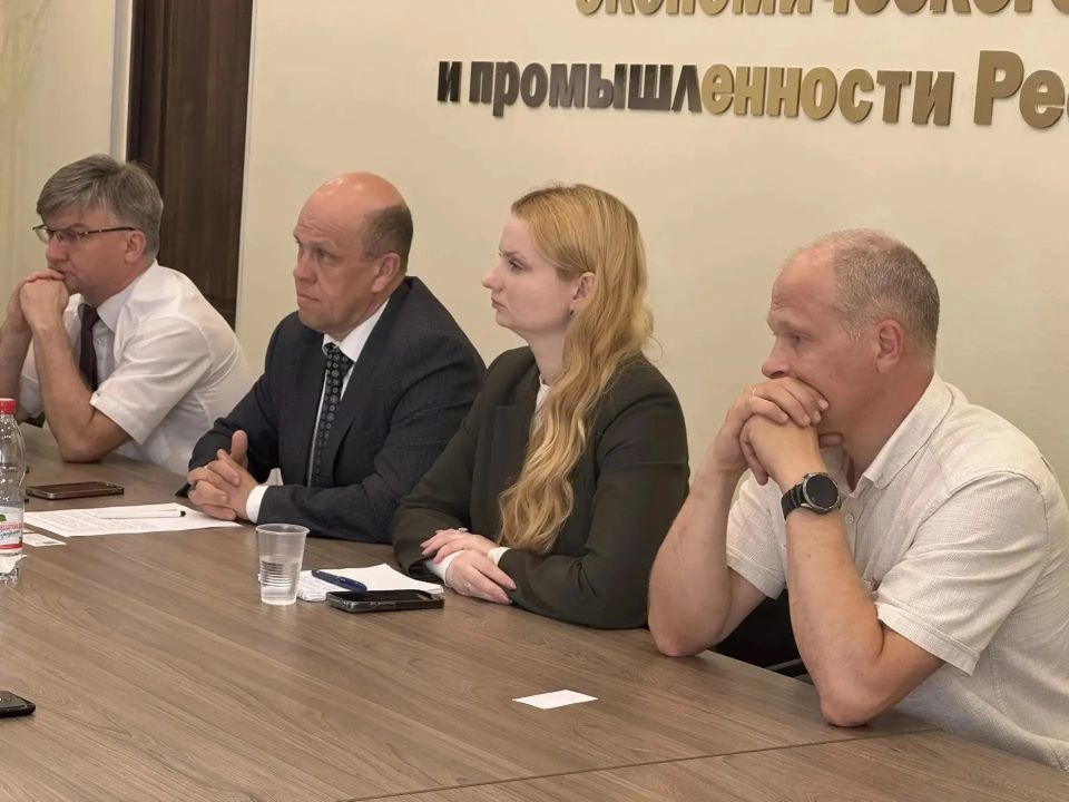 Министр экономического развития и промышленности Республики Коми Алексей Просужих провел рабочую встречу с делегацией Республики Беларусь Министр экономического развития и промышленности Республики Коми Алексей Просужих провел рабочую встречу с делегацией Республики Беларусь