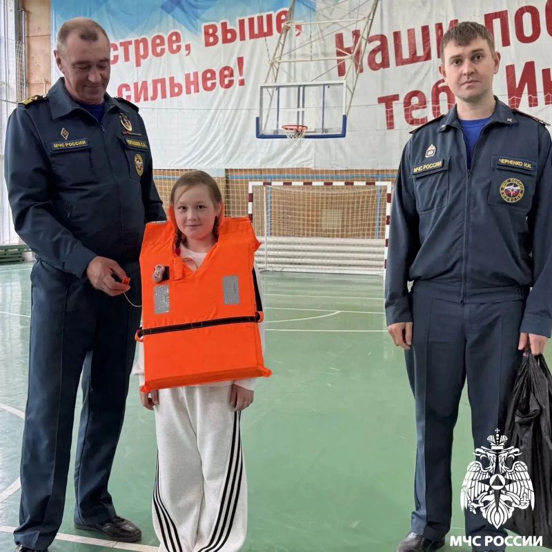 Ура, каникулы!. Лето радует нас теплой погодой, а сотрудники МЧС России - полезными мероприятиями Ура, каникулы!. Лето радует нас теплой погодой, а сотрудники МЧС России - полезными мероприятиями
