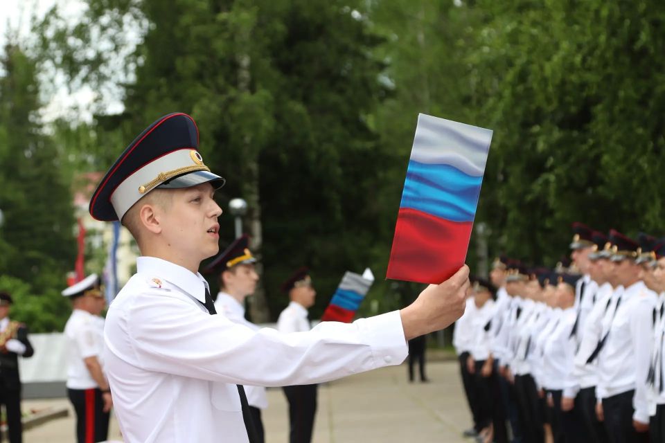 В Сыктывкаре состоялась церемония приведение к Присяге молодых сотрудников полиции В Сыктывкаре состоялась церемония приведение к Присяге молодых сотрудников полиции