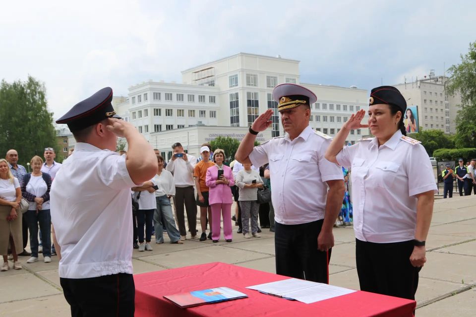 В Сыктывкаре состоялась церемония приведение к Присяге молодых сотрудников полиции В Сыктывкаре состоялась церемония приведение к Присяге молодых сотрудников полиции