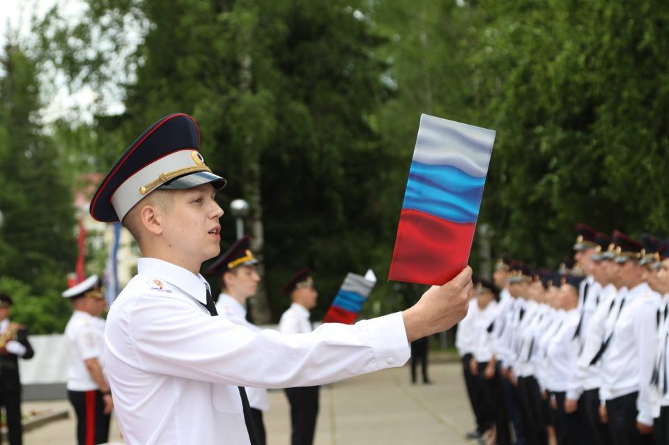 В Сыктывкаре состоялась церемония приведение к Присяге молодых сотрудников полиции В Сыктывкаре состоялась церемония приведение к Присяге молодых сотрудников полиции