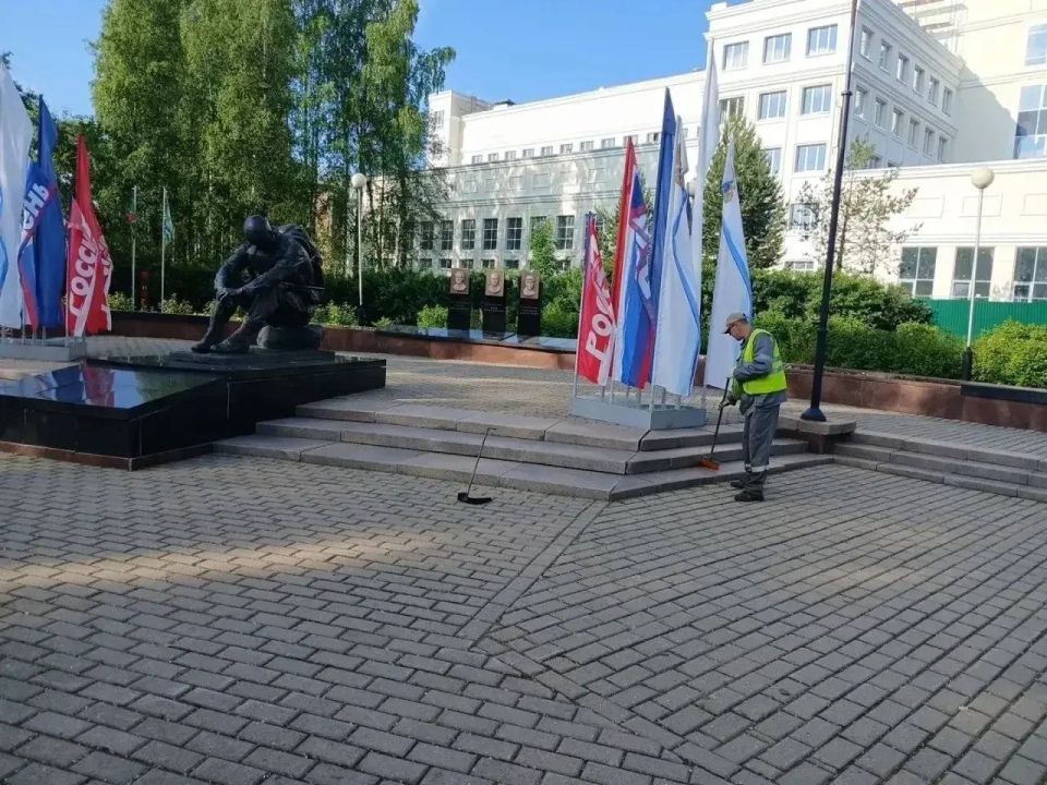 Максим Мартышин: Наши коммунальные службы продолжают работы по покосу травы и уборке Максим Мартышин: Наши коммунальные службы продолжают работы по покосу травы и уборке