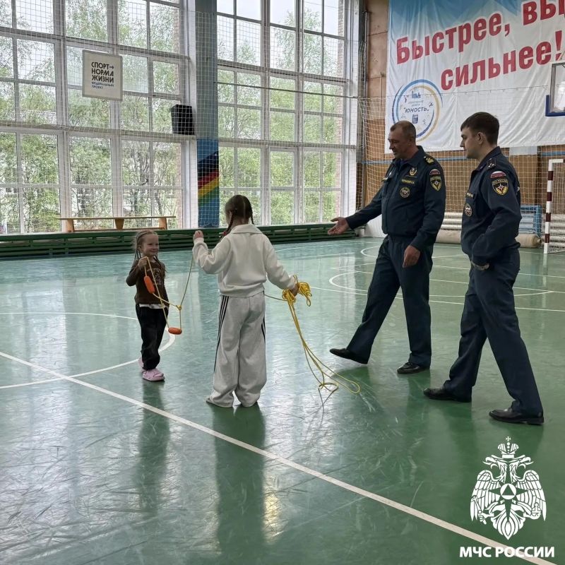 Ура, каникулы!. Лето радует нас теплой погодой, а сотрудники МЧС России - полезными мероприятиями Ура, каникулы!. Лето радует нас теплой погодой, а сотрудники МЧС России - полезными мероприятиями