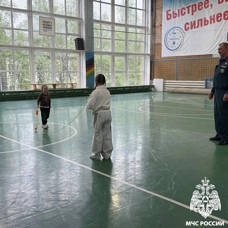 Ура, каникулы!. Лето радует нас теплой погодой, а сотрудники МЧС России - полезными мероприятиями Ура, каникулы!. Лето радует нас теплой погодой, а сотрудники МЧС России - полезными мероприятиями