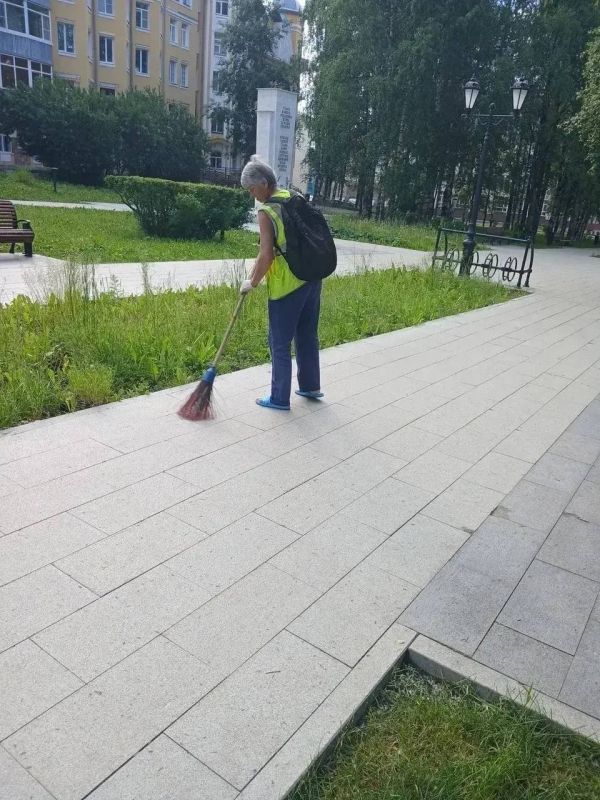 Максим Мартышин: Наши коммунальные службы продолжают работы по покосу травы и уборке Максим Мартышин: Наши коммунальные службы продолжают работы по покосу травы и уборке