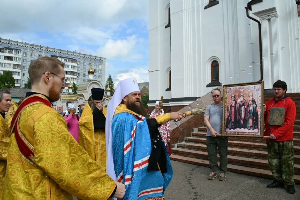 Православные верующие Коми в эти дни совершают традиционный Усть-Вымский крестный ход Православные верующие Коми в эти дни совершают традиционный Усть-Вымский крестный ход