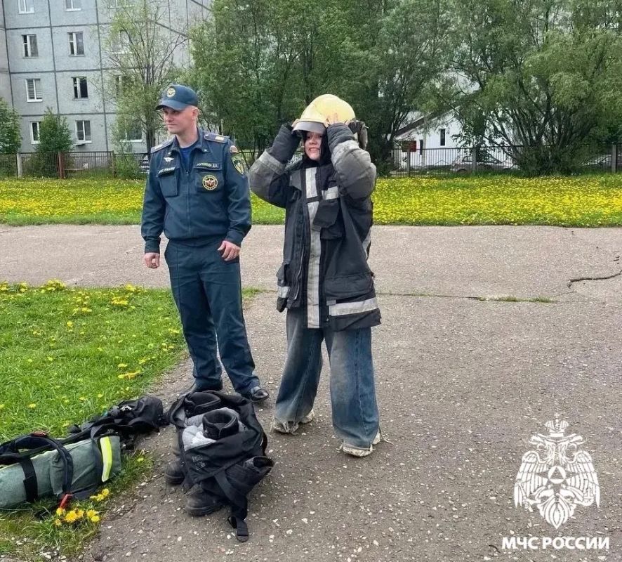 Знания - сила. Огнеборцы 11-й пожарно-спасательной части провели познавательное занятие для учащихся 43-й школы Сыктывкара Знания - сила. Огнеборцы 11-й пожарно-спасательной части провели познавательное занятие для учащихся 43-й школы Сыктывкара