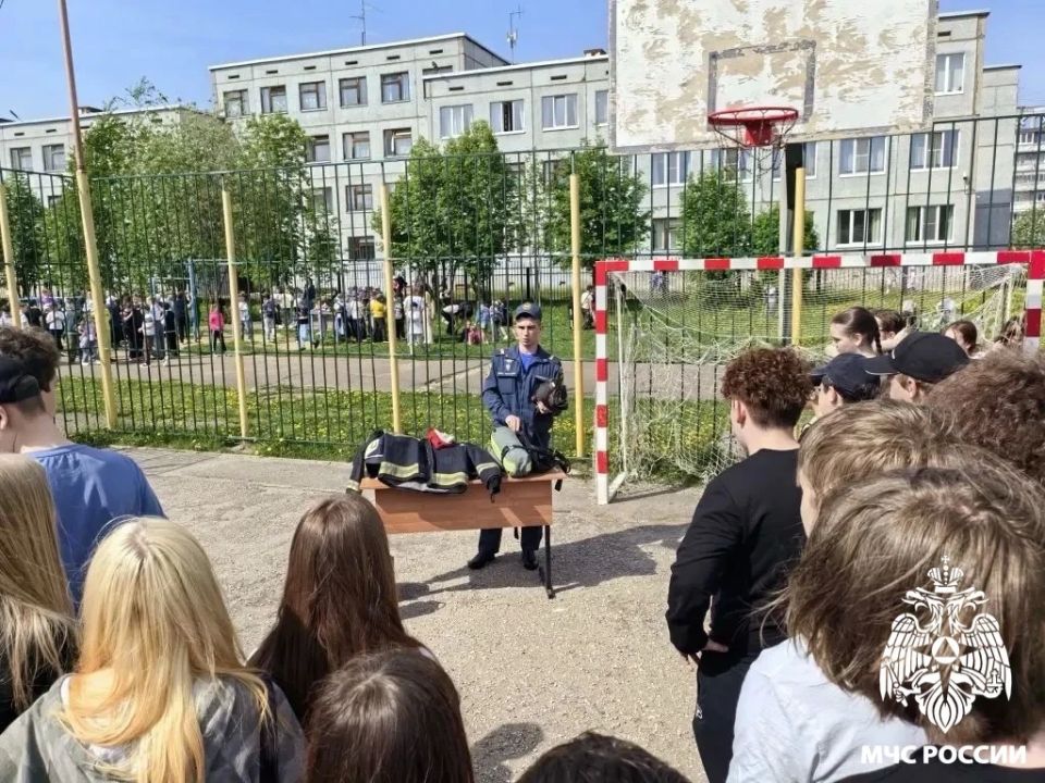 Знания - сила. Огнеборцы 11-й пожарно-спасательной части провели познавательное занятие для учащихся 43-й школы Сыктывкара Знания - сила. Огнеборцы 11-й пожарно-спасательной части провели познавательное занятие для учащихся 43-й школы Сыктывкара