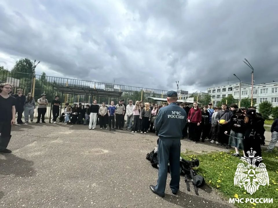 Знания - сила. Огнеборцы 11-й пожарно-спасательной части провели познавательное занятие для учащихся 43-й школы Сыктывкара Знания - сила. Огнеборцы 11-й пожарно-спасательной части провели познавательное занятие для учащихся 43-й школы Сыктывкара