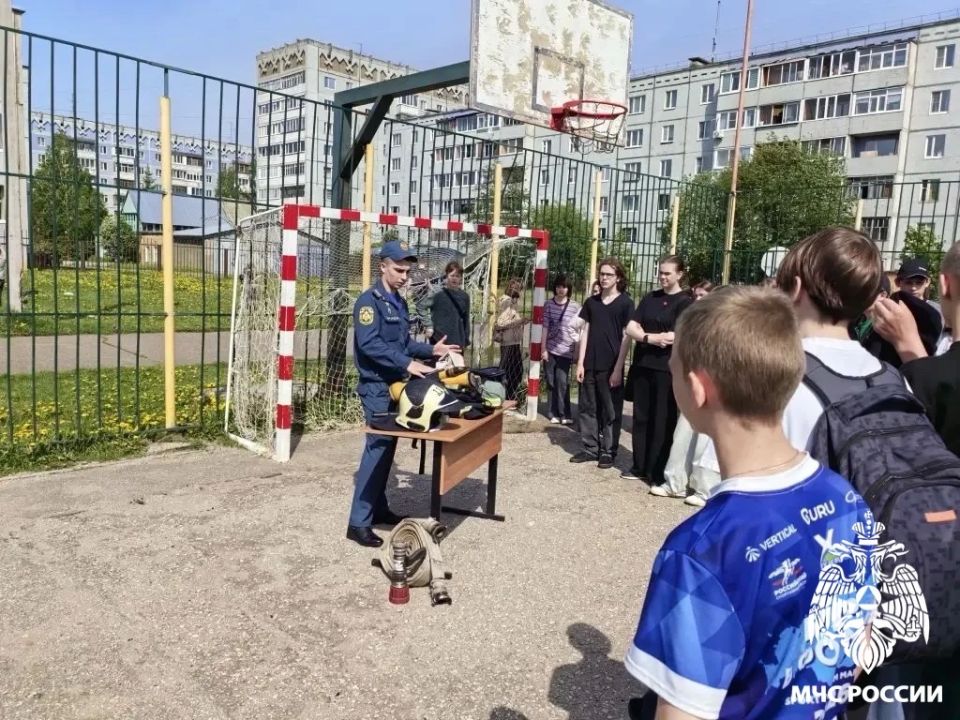 Знания - сила. Огнеборцы 11-й пожарно-спасательной части провели познавательное занятие для учащихся 43-й школы Сыктывкара Знания - сила. Огнеборцы 11-й пожарно-спасательной части провели познавательное занятие для учащихся 43-й школы Сыктывкара