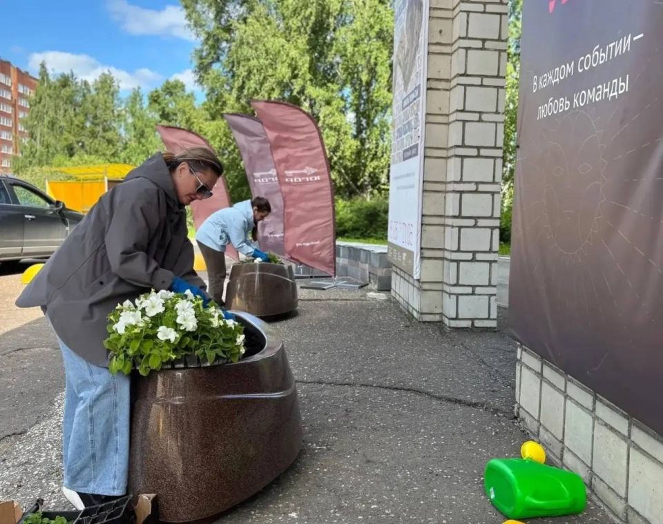 Максим Мартышин: Многие организации и предприятия города присоединились к инициативе сделать наш город по-настоящему цветущим: высадили яркие цветы, привели в порядок газоны, создали уют у своих зданий Максим Мартышин: Многие организации и предприятия города присоединились к инициативе сделать наш город по-настоящему цветущим: высадили яркие цветы, привели в порядок газоны, создали уют у своих зданий