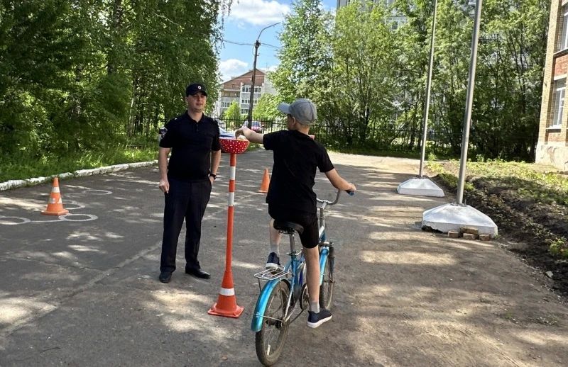 Безопасные каникулы: Госавтоинспекция Сыктывкара проводит профилактические уроки в детских лагерях Безопасные каникулы: Госавтоинспекция Сыктывкара проводит профилактические уроки в детских лагерях