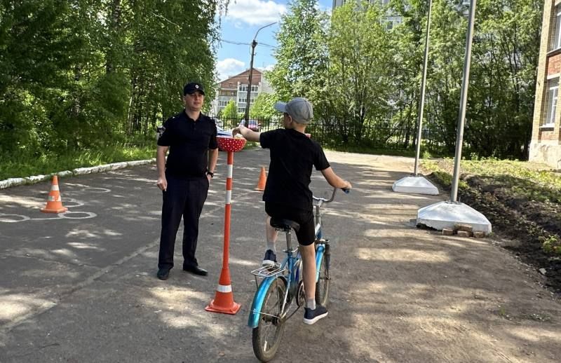 Безопасные каникулы: Госавтоинспекция Сыктывкара проводит профилактические уроки в детских лагерях Безопасные каникулы: Госавтоинспекция Сыктывкара проводит профилактические уроки в детских лагерях