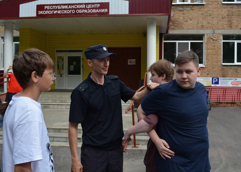 Каникулы с Общественным советом: полицейские и общественники Сыктывкара провели профилактическую встречу со школьниками Каникулы с Общественным советом: полицейские и общественники Сыктывкара провели профилактическую встречу со школьниками