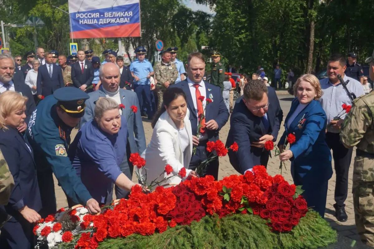 Максим Мартышин: На мемориальном комплексе «Вечная слава» и к памятнику воинам-интернационалистам «Скорбящий воин» торжественно возложили цветы Максим Мартышин: На мемориальном комплексе «Вечная слава» и к памятнику воинам-интернационалистам «Скорбящий воин» торжественно возложили цветы