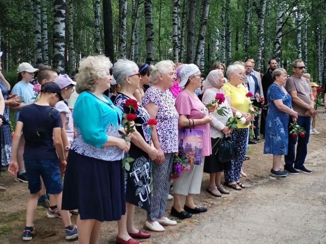 У мемориального комплекса «Имя твое бессмертно» в Верхней Максаковке прошло памятное мероприятие, посвященное Дню памяти и скорби У мемориального комплекса «Имя твое бессмертно» в Верхней Максаковке прошло памятное мероприятие, посвященное Дню памяти и скорби