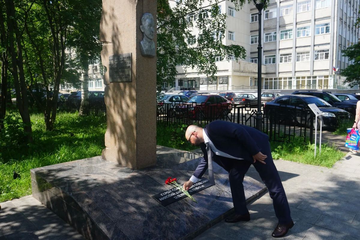 Команда администрации Сыктывкара сегодня в течение дня по традиции посетила 11 памятных мест и знаков в столице Коми Команда администрации Сыктывкара сегодня в течение дня по традиции посетила 11 памятных мест и знаков в столице Коми