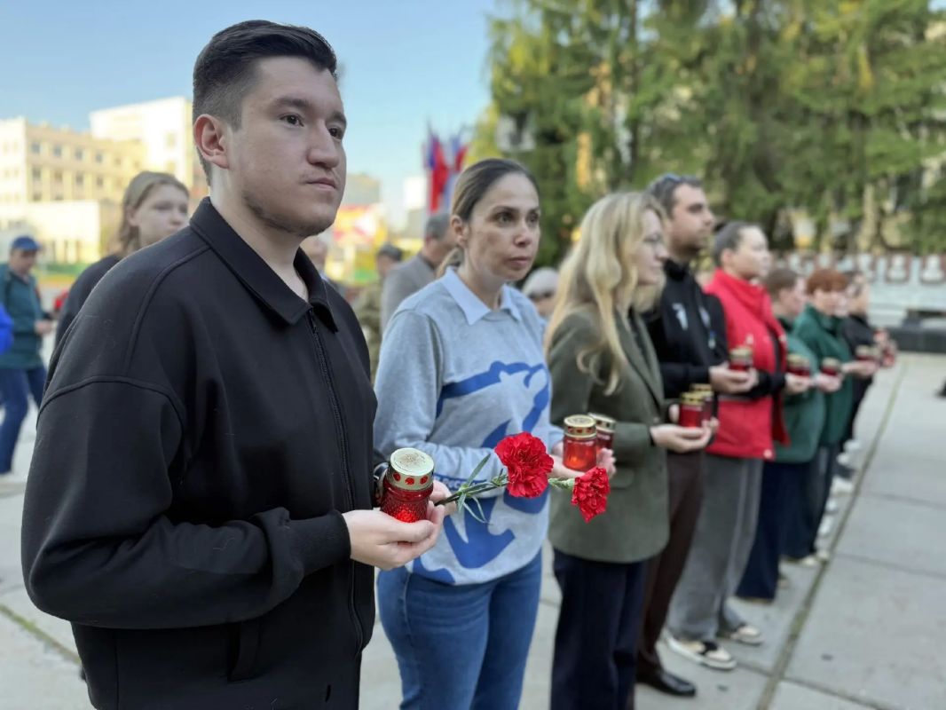 День памяти и скорби.. 22 июня — день, когда в 1941 году началась Великая Отечественная война. Сегодня в 4:00 утра в Сыктывкаре, у мемориального комплекса «Вечная слава», прошла Всероссийская акция «Свеча памяти» День памяти и скорби.. 22 июня — день, когда в 1941 году началась Великая Отечественная война. Сегодня в 4:00 утра в Сыктывкаре, у мемориального комплекса «Вечная слава», прошла Всероссийская акция «Свеча памяти»