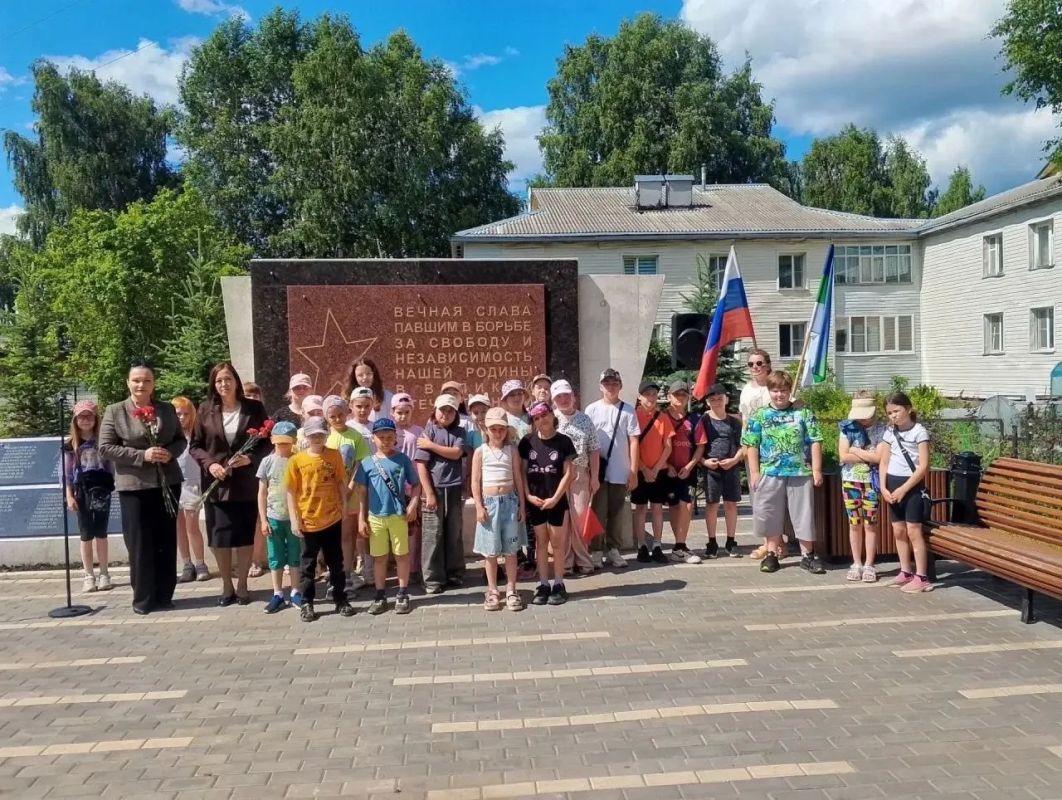 В Краснозатонском прошло торжественное возложение цветов к памятнику погибшим в Великой Отечественной войне В Краснозатонском прошло торжественное возложение цветов к памятнику погибшим в Великой Отечественной войне