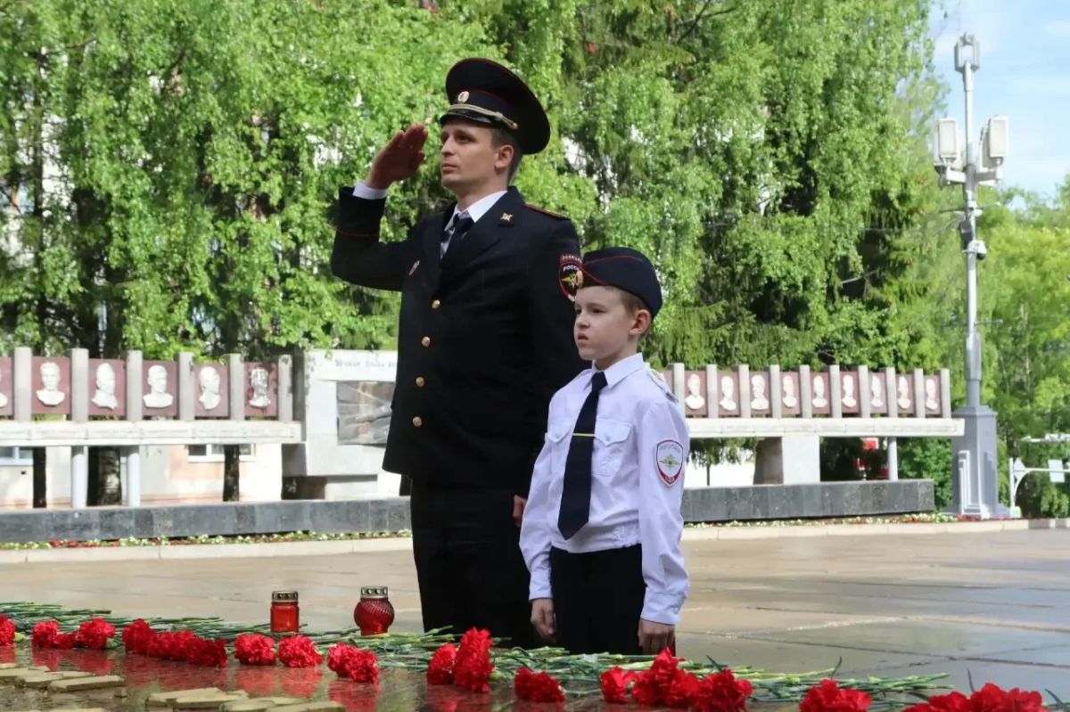 Полицейские и общественники приняли участие во Всероссийской мемориальной акции «Свеча памяти» Полицейские и общественники приняли участие во Всероссийской мемориальной акции «Свеча памяти»