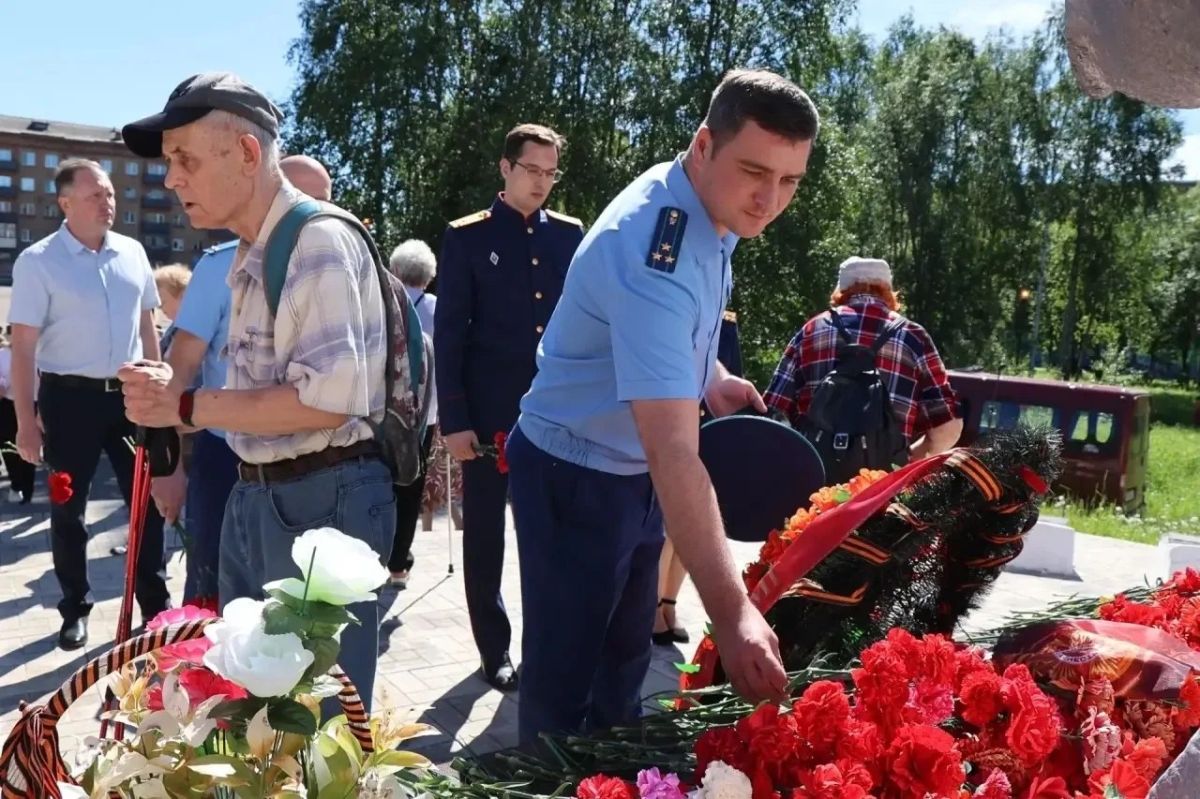 Память земляков, защищавших свою страну от немецко-фашистских захватчиков, в День памяти и скорби почтили работники прокуратур городов, районов и специализированных прокуратур Республики Коми Память земляков, защищавших свою страну от немецко-фашистских захватчиков, в День памяти и скорби почтили работники прокуратур городов, районов и специализированных прокуратур Республики Коми