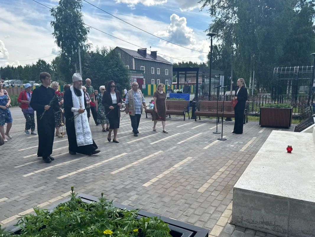 В Краснозатонском прошло торжественное возложение цветов к памятнику погибшим в Великой Отечественной войне В Краснозатонском прошло торжественное возложение цветов к памятнику погибшим в Великой Отечественной войне