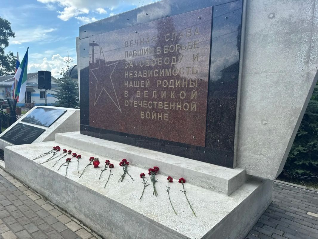 В Краснозатонском прошло торжественное возложение цветов к памятнику погибшим в Великой Отечественной войне В Краснозатонском прошло торжественное возложение цветов к памятнику погибшим в Великой Отечественной войне