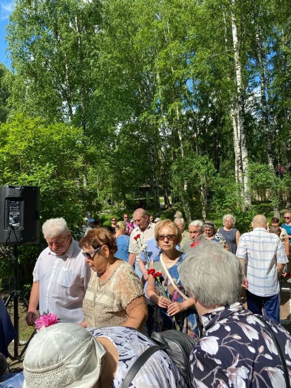 В 10:00 у памятного знака сыктывкарцам, ушедшим на фронт, в Кировском парке состоялась церемония возложения цветов В 10:00 у памятного знака сыктывкарцам, ушедшим на фронт, в Кировском парке состоялась церемония возложения цветов
