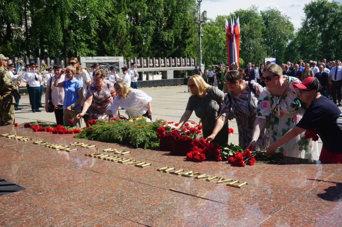 Максим Мартышин: На мемориальном комплексе «Вечная слава» и к памятнику воинам-интернационалистам «Скорбящий воин» торжественно возложили цветы Максим Мартышин: На мемориальном комплексе «Вечная слава» и к памятнику воинам-интернационалистам «Скорбящий воин» торжественно возложили цветы