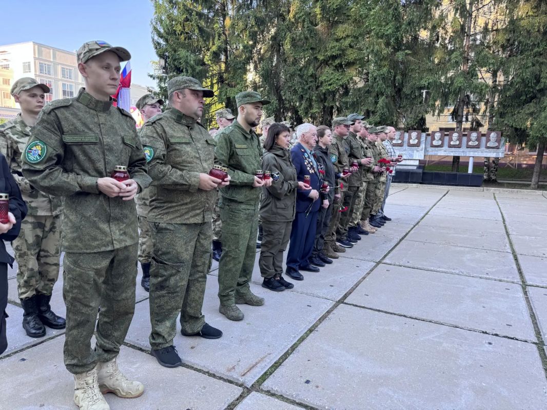 Сотрудники следственного управления приняли участие в акции «Свеча памяти» Сотрудники следственного управления приняли участие в акции «Свеча памяти»