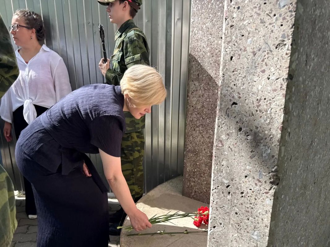Команда администрации Сыктывкара сегодня в течение дня по традиции посетила 11 памятных мест и знаков в столице Коми Команда администрации Сыктывкара сегодня в течение дня по традиции посетила 11 памятных мест и знаков в столице Коми