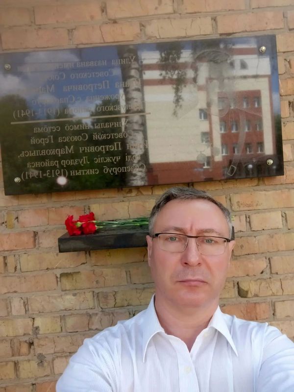Команда администрации Сыктывкара сегодня в течение дня по традиции посетила 11 памятных мест и знаков в столице Коми Команда администрации Сыктывкара сегодня в течение дня по традиции посетила 11 памятных мест и знаков в столице Коми