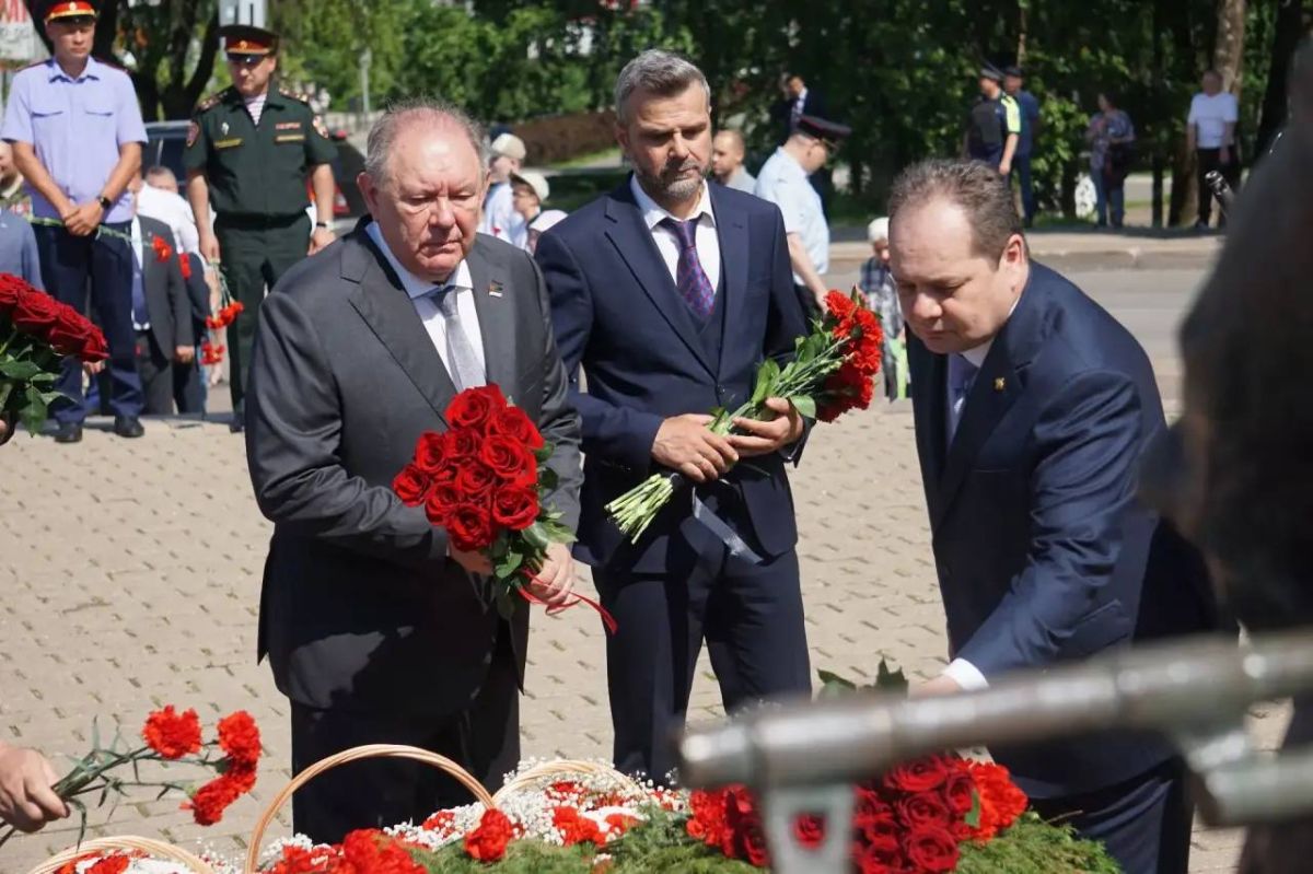 Максим Мартышин: На мемориальном комплексе «Вечная слава» и к памятнику воинам-интернационалистам «Скорбящий воин» торжественно возложили цветы Максим Мартышин: На мемориальном комплексе «Вечная слава» и к памятнику воинам-интернационалистам «Скорбящий воин» торжественно возложили цветы