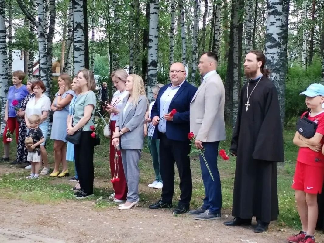 У мемориального комплекса «Имя твое бессмертно» в Верхней Максаковке прошло памятное мероприятие, посвященное Дню памяти и скорби У мемориального комплекса «Имя твое бессмертно» в Верхней Максаковке прошло памятное мероприятие, посвященное Дню памяти и скорби