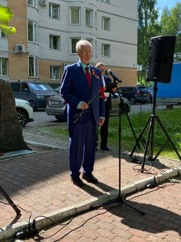 В 10:00 у памятного знака сыктывкарцам, ушедшим на фронт, в Кировском парке состоялась церемония возложения цветов В 10:00 у памятного знака сыктывкарцам, ушедшим на фронт, в Кировском парке состоялась церемония возложения цветов