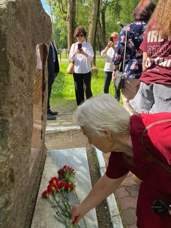 В 10:00 у памятного знака сыктывкарцам, ушедшим на фронт, в Кировском парке состоялась церемония возложения цветов В 10:00 у памятного знака сыктывкарцам, ушедшим на фронт, в Кировском парке состоялась церемония возложения цветов