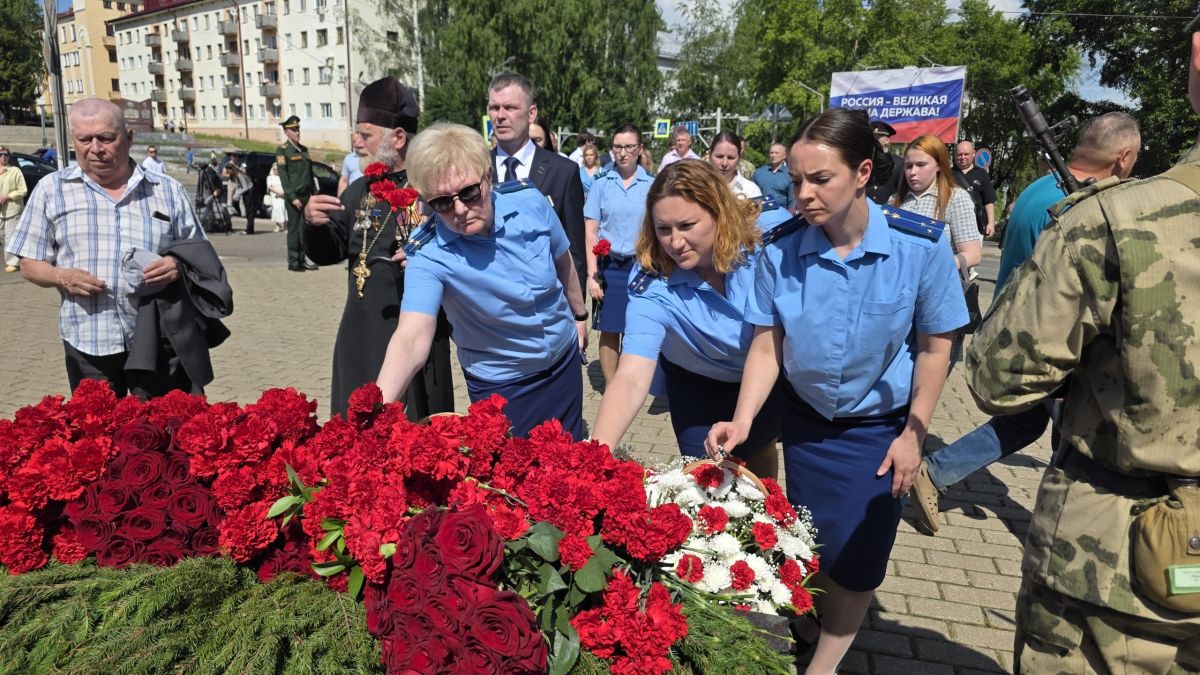 Память земляков, защищавших свою страну от немецко-фашистских захватчиков, в День памяти и скорби почтили работники прокуратур городов, районов и специализированных прокуратур Республики Коми Память земляков, защищавших свою страну от немецко-фашистских захватчиков, в День памяти и скорби почтили работники прокуратур городов, районов и специализированных прокуратур Республики Коми