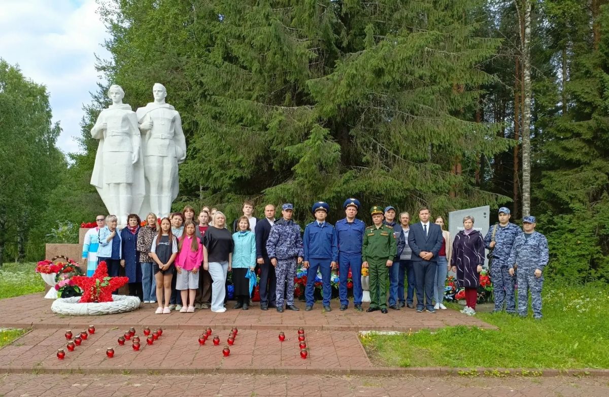 Память земляков, защищавших свою страну от немецко-фашистских захватчиков, в День памяти и скорби почтили работники прокуратур городов, районов и специализированных прокуратур Республики Коми Память земляков, защищавших свою страну от немецко-фашистских захватчиков, в День памяти и скорби почтили работники прокуратур городов, районов и специализированных прокуратур Республики Коми