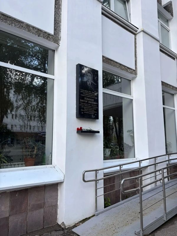 Команда администрации Сыктывкара сегодня в течение дня по традиции посетила 11 памятных мест и знаков в столице Коми Команда администрации Сыктывкара сегодня в течение дня по традиции посетила 11 памятных мест и знаков в столице Коми