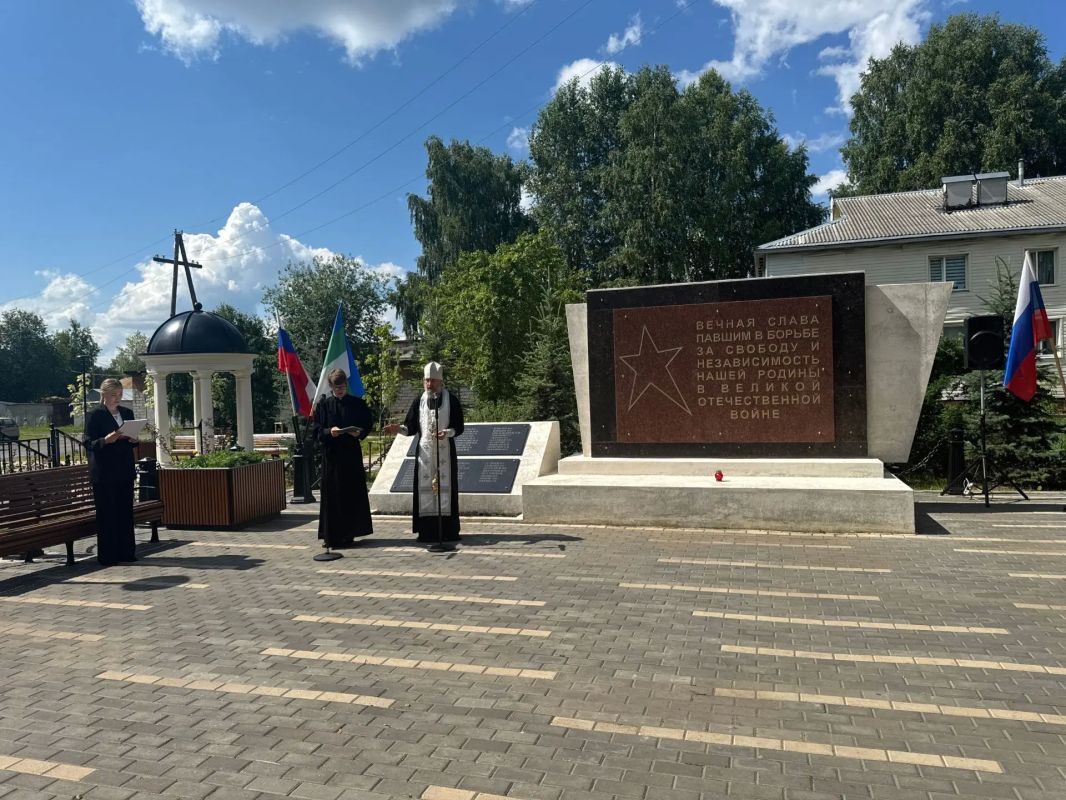 В Краснозатонском прошло торжественное возложение цветов к памятнику погибшим в Великой Отечественной войне В Краснозатонском прошло торжественное возложение цветов к памятнику погибшим в Великой Отечественной войне