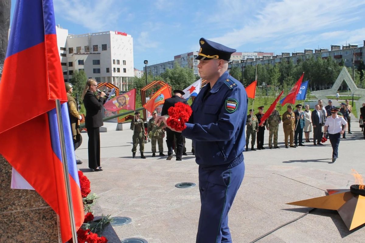 Память земляков, защищавших свою страну от немецко-фашистских захватчиков, в День памяти и скорби почтили работники прокуратур городов, районов и специализированных прокуратур Республики Коми Память земляков, защищавших свою страну от немецко-фашистских захватчиков, в День памяти и скорби почтили работники прокуратур городов, районов и специализированных прокуратур Республики Коми